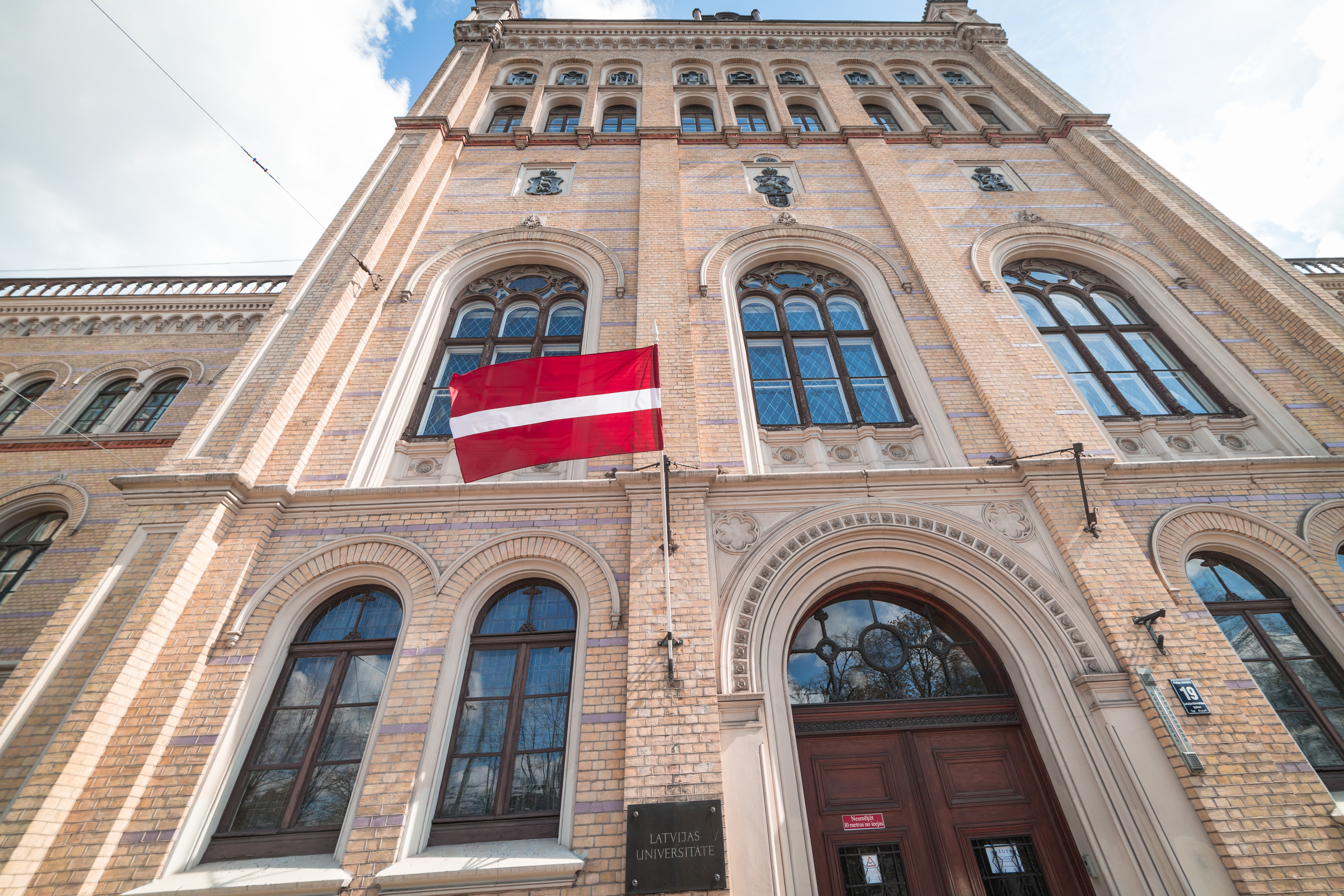 LU galevnā ēka ar pie tās plīvojošo Latvijas karogu